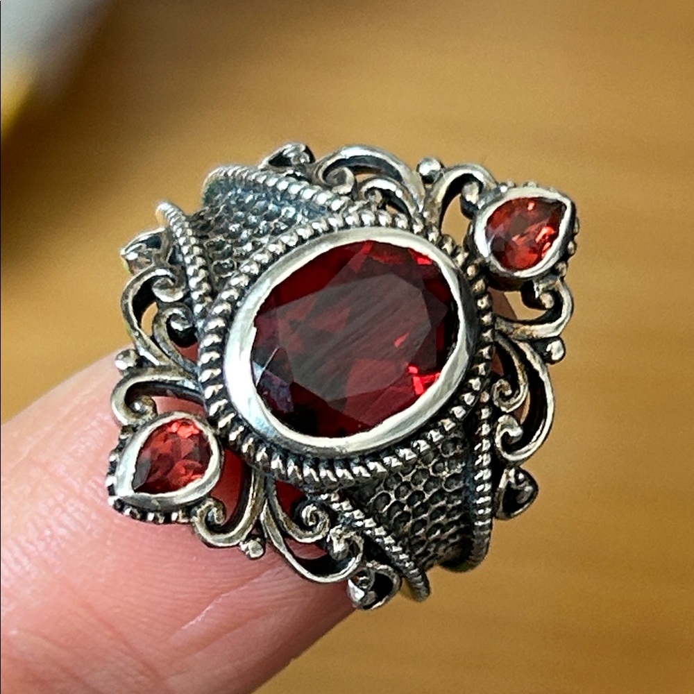 Beautiful Garnet set in sterling silver ring size 9 - Picture 7 of 8